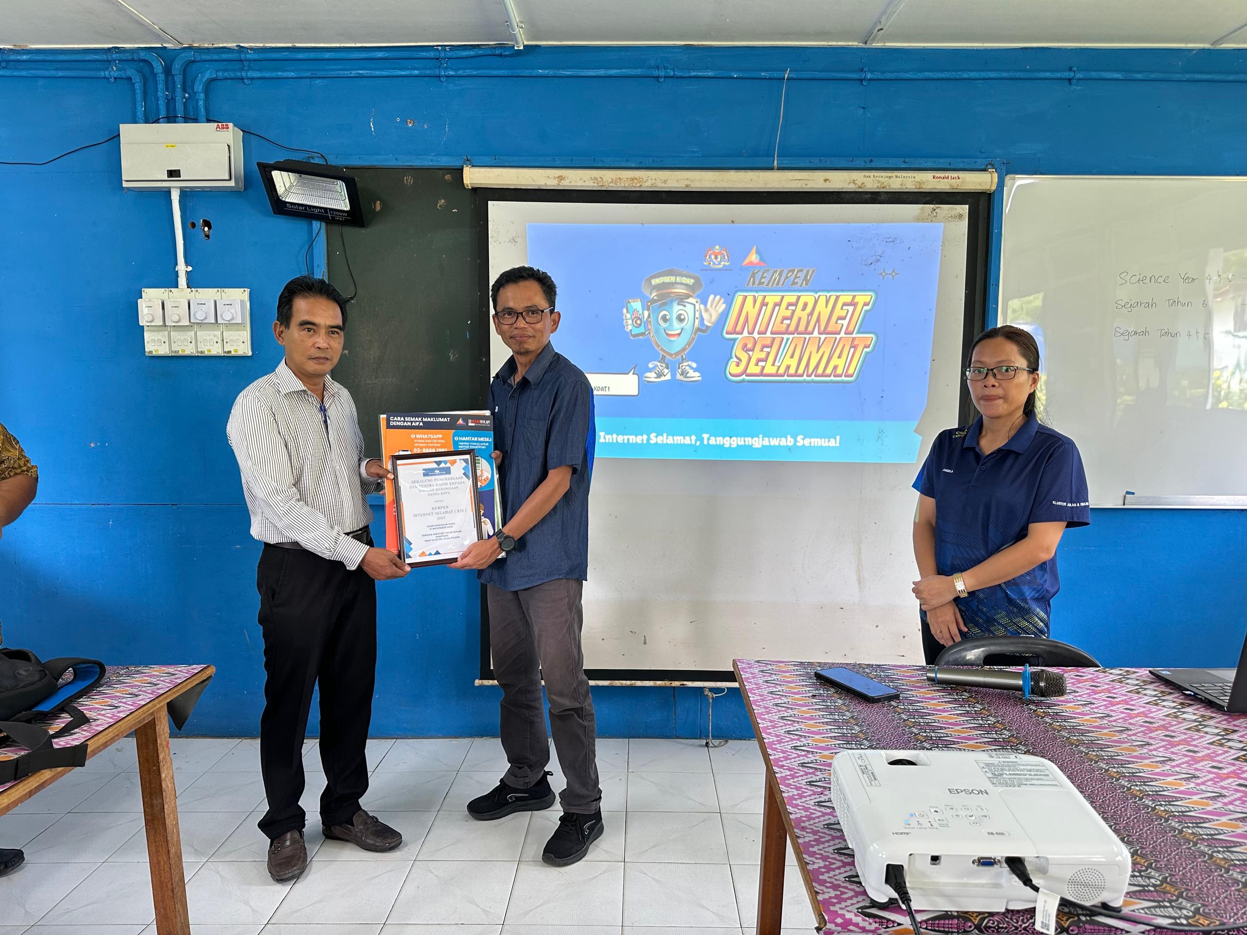 Penyerahan cendermata kepada Guru Besar SK Ng Kota