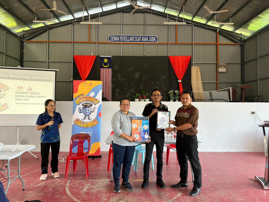 Penyerahan cenderamata daripada NADI kepada SK Ulu Entabai