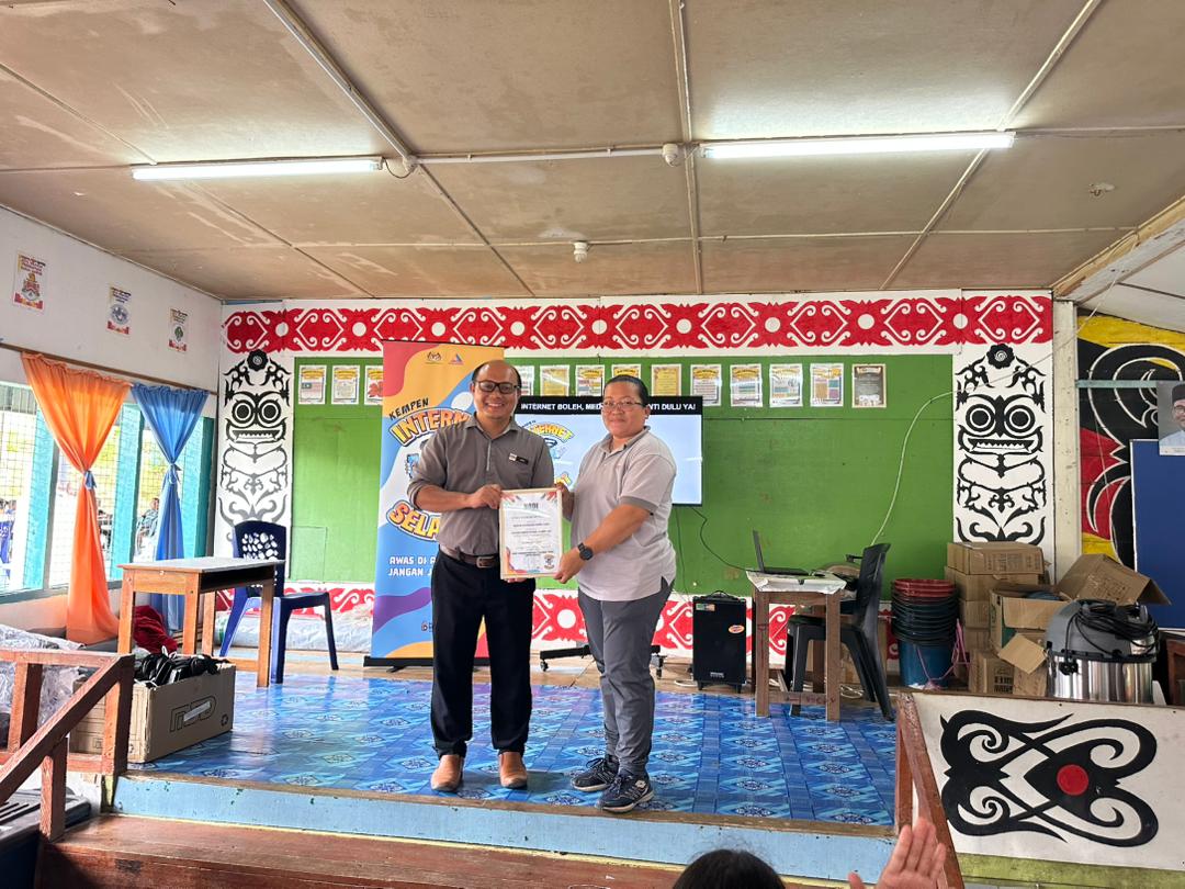 Penyerahan cenderamata kepada Pihak SK NG Jambu