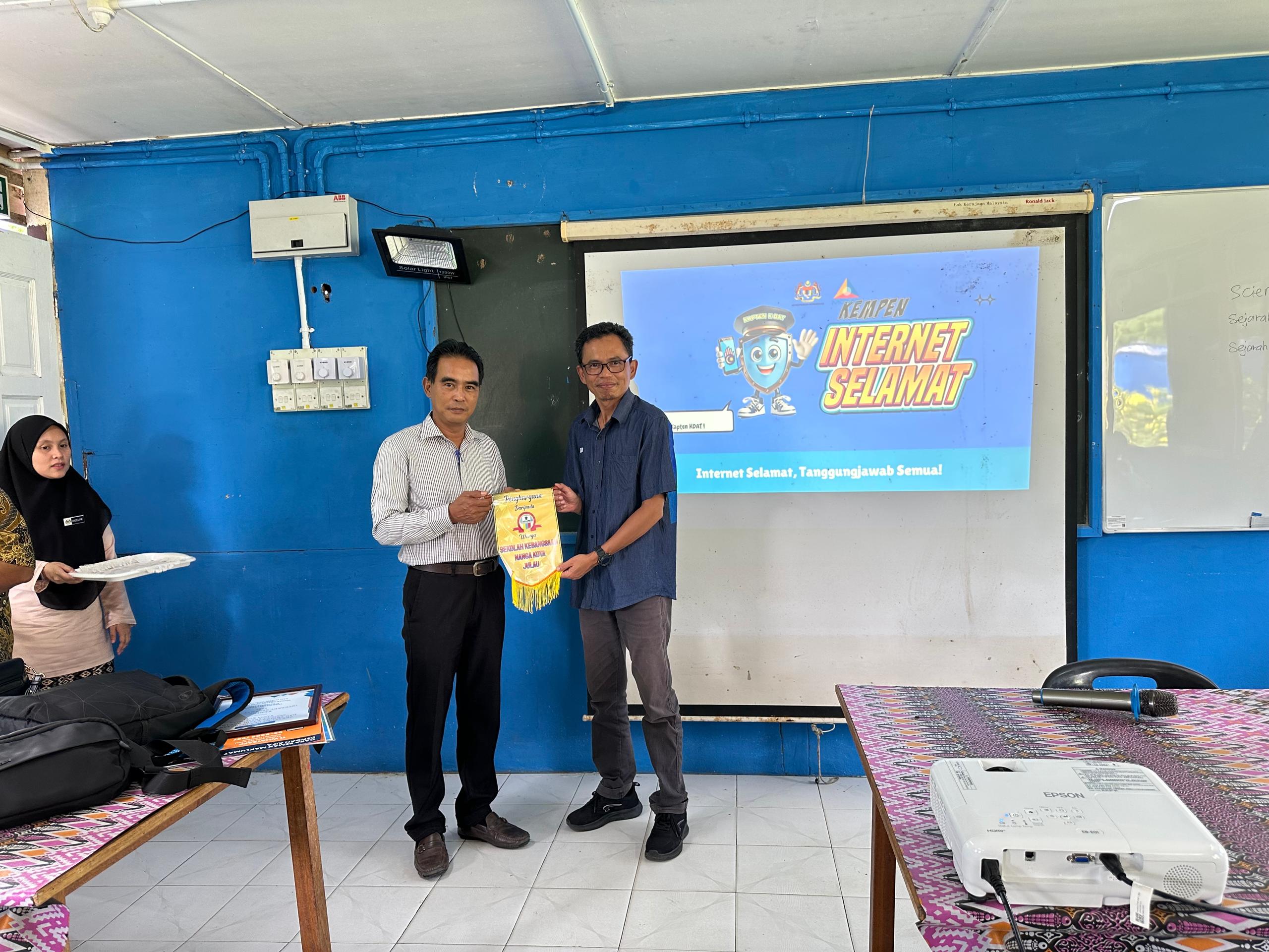 Penyerahan cenderamata daripada Pihak Sekolah SK Ng Kota kepada NADI 