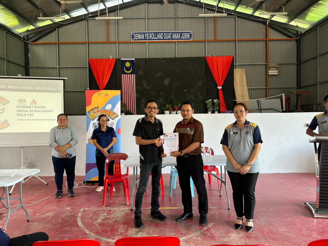 Menerima Sijil Penghargaan daripada Pihak SK Ulu Entabai